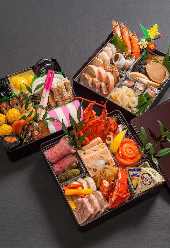 海老や煮物が入った豪華なおせち料理