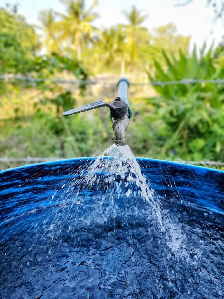 蛇口から流れる水道水